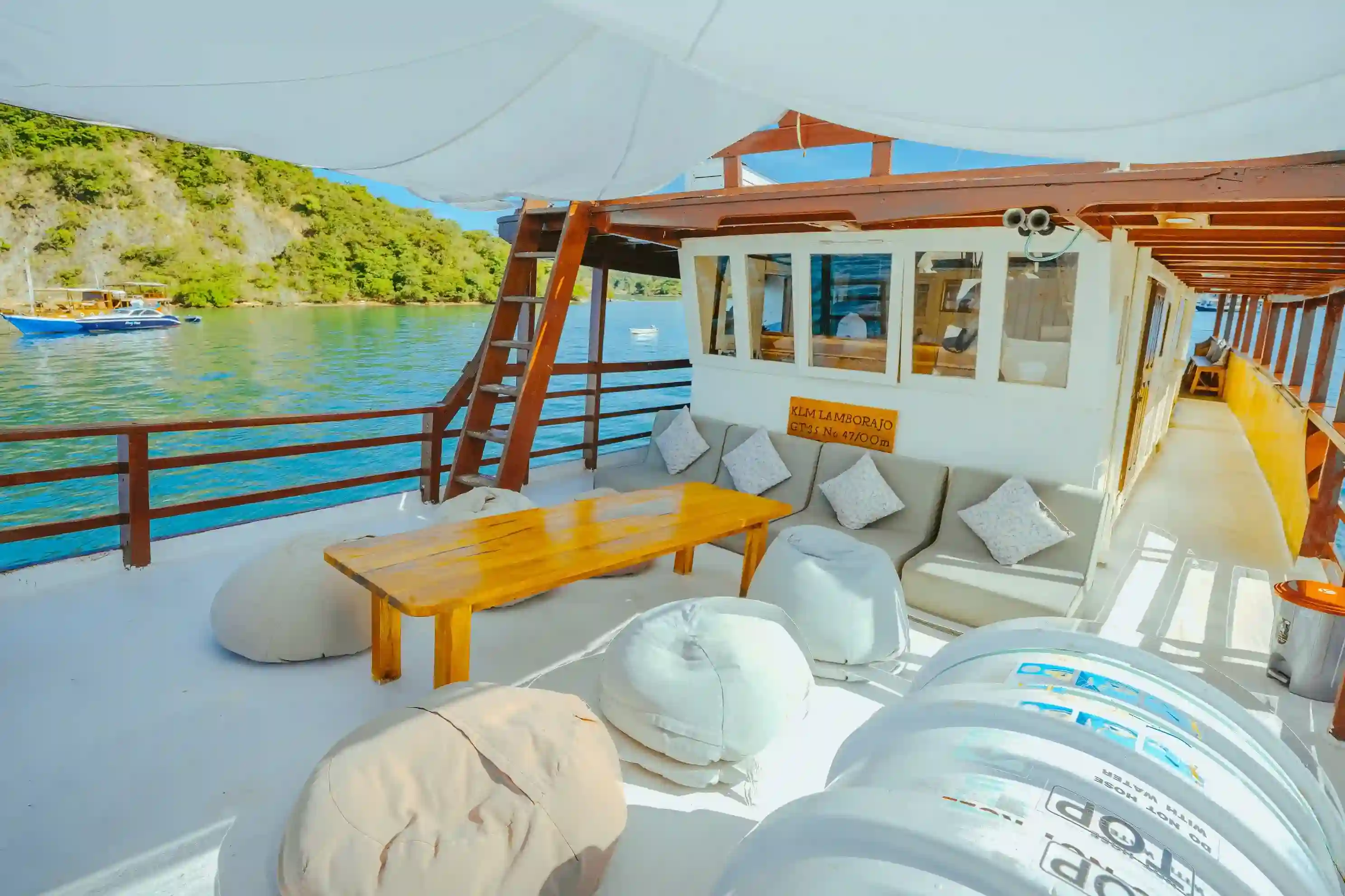 Shaded lounge area on Lamborajo 1