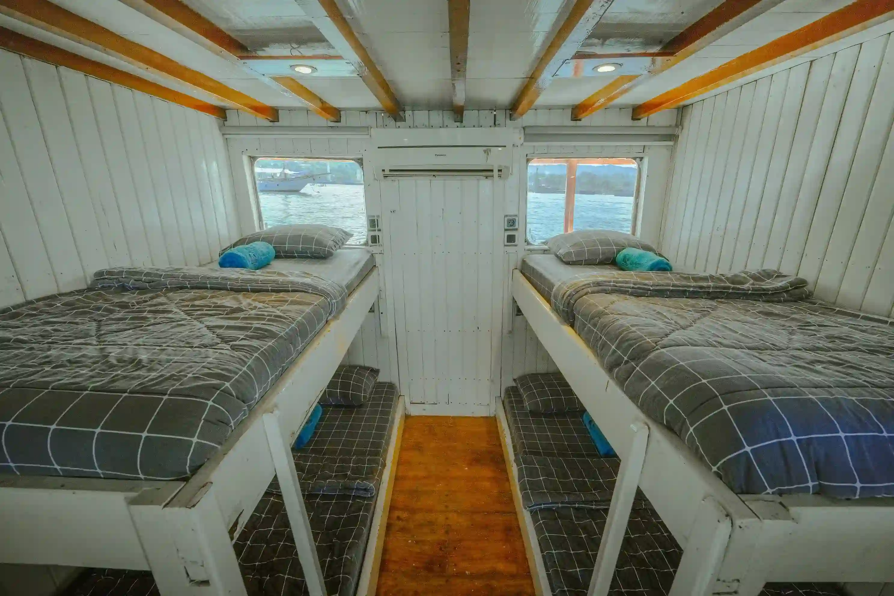 Shared cabin with bunk berths on Lamborajo 1