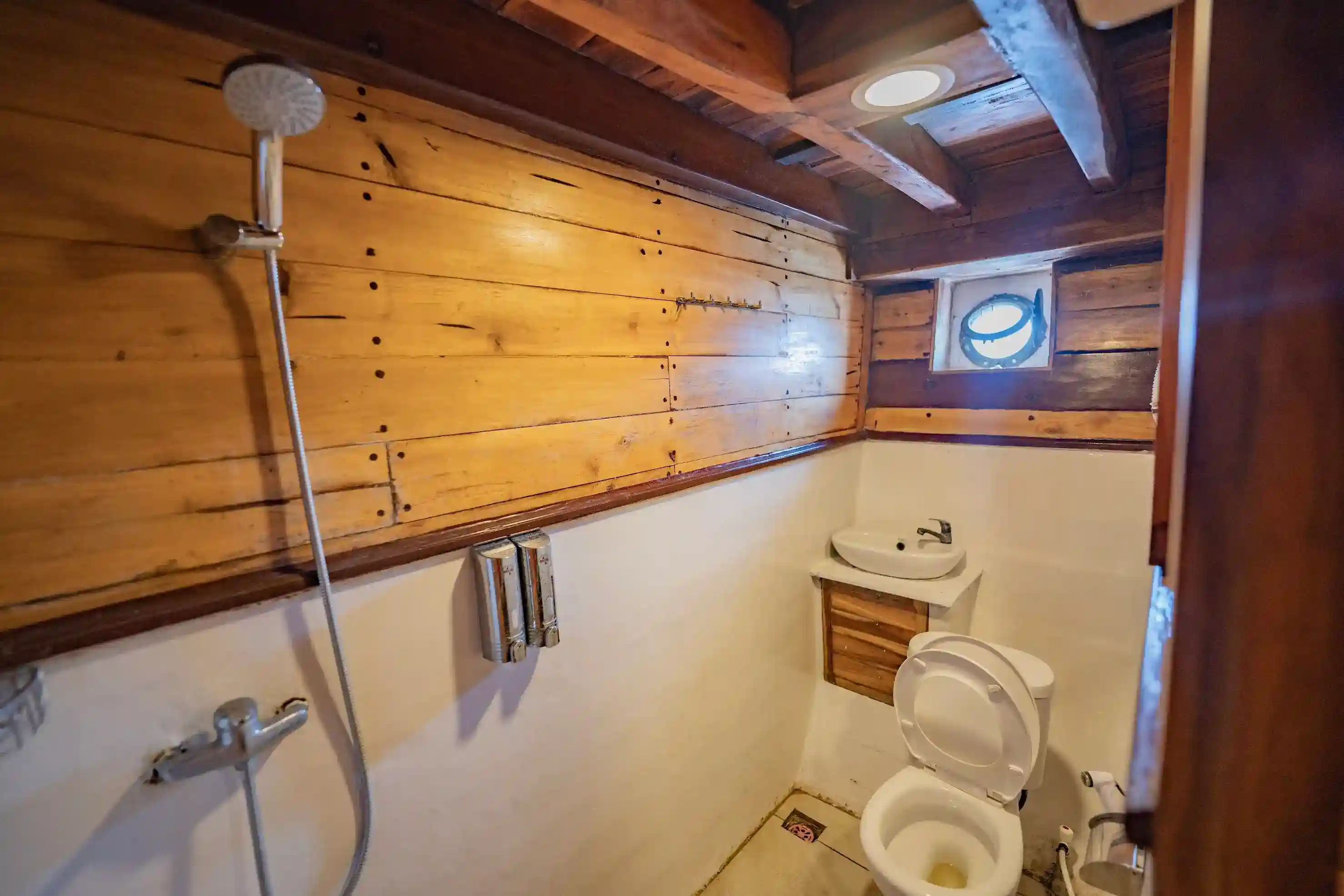 En-suite bathroom in a Lamborajo 2 superior cabin