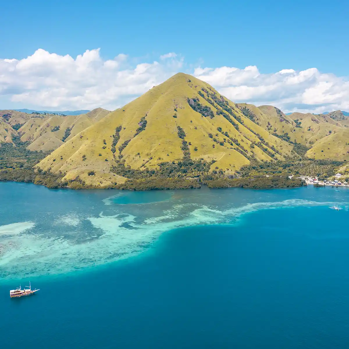 Kelor Island and its beach, near Labuan Bajo