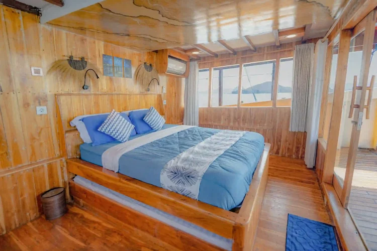 Family Ocean Cabin Room Lamborajo II Phinisi