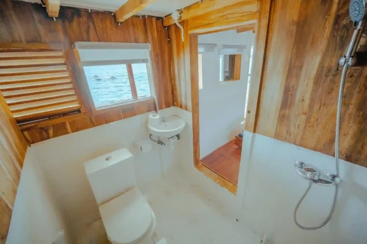 Lamborajo 1 Phinisi Master Ocean Cabin Bathroom