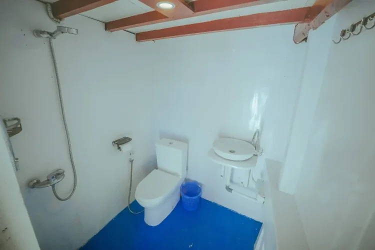 Lamborajo 1 Phinisi Sharing Toilet