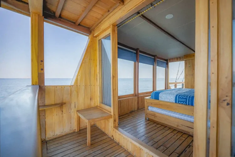 Royal master Cabin Balcony Lamborajo II Phinisi