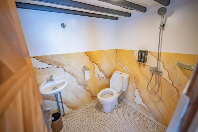 Royal master Cabin Bathroom Lamborajo II Phinisi